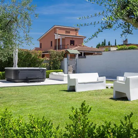 Karina - Luxury Suite, Jacuzzi Pool & Garden Rome Apartment *