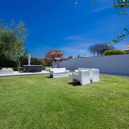 Karina - Luxury Suite, Jacuzzi Pool & Garden Rome Apartment
