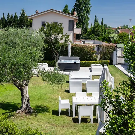 Apartment Karina - Luxury Suite, Jacuzzi Pool & Garden Rome Rom