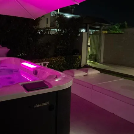 Karina - Luxury Suite, Jacuzzi Pool & Garden Rome Apartment
